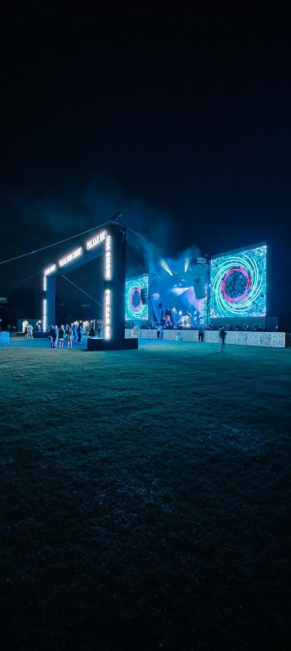 Open air nocą — ekrany sceniczne